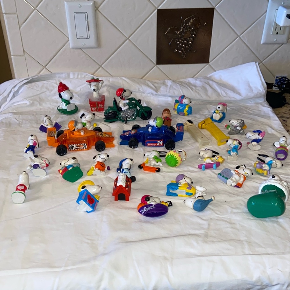 Vintage Lot Of Over 30  Snoopy And Peanuts figurines